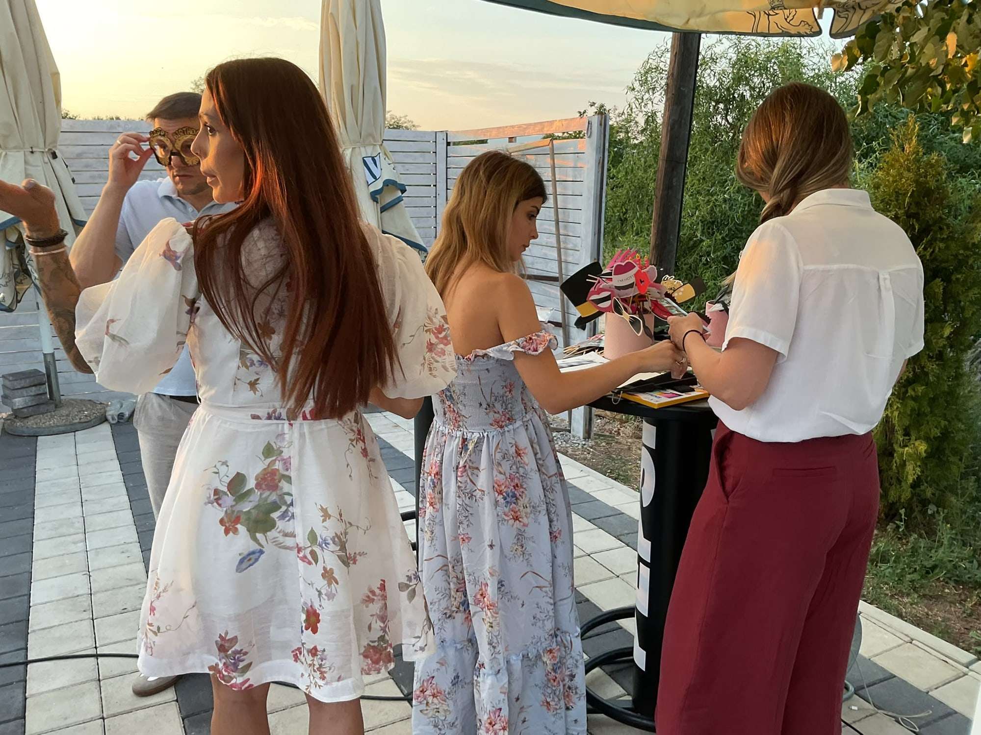 Biranje rekvizita na proslavi u bašti