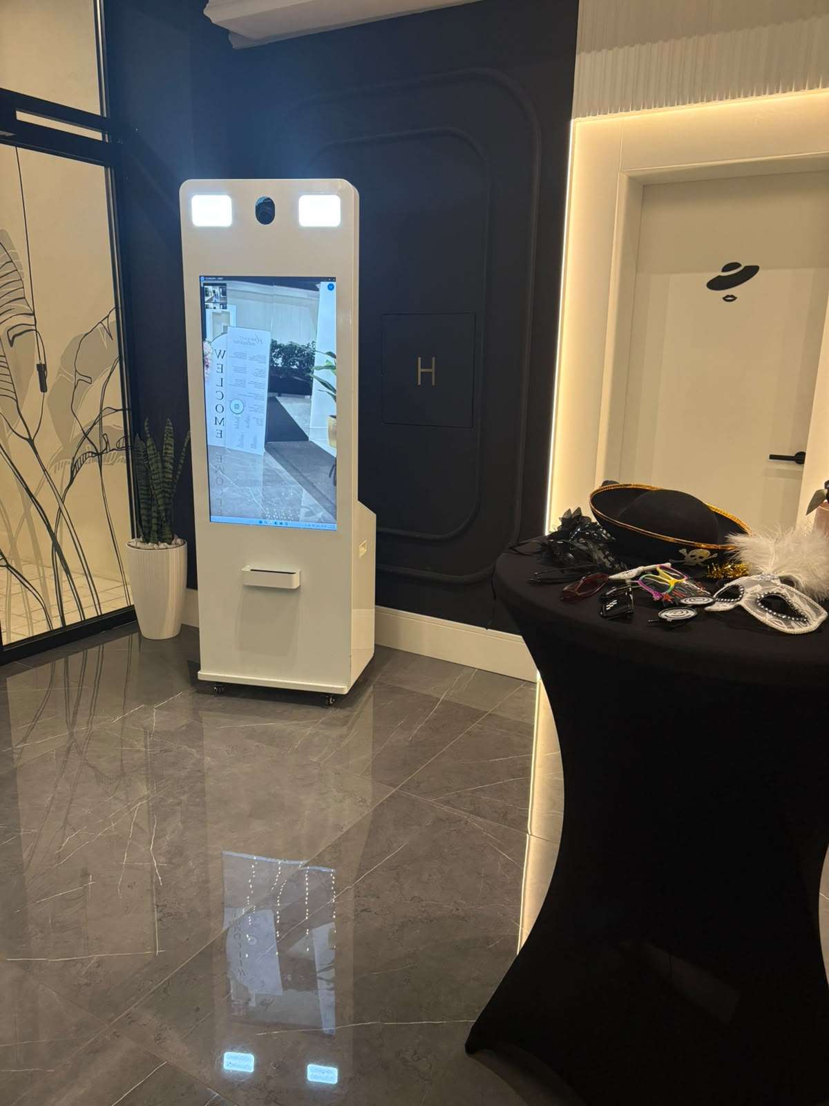 Photobooth sa ekranom na dodir i sto sa rekvizitima u sali